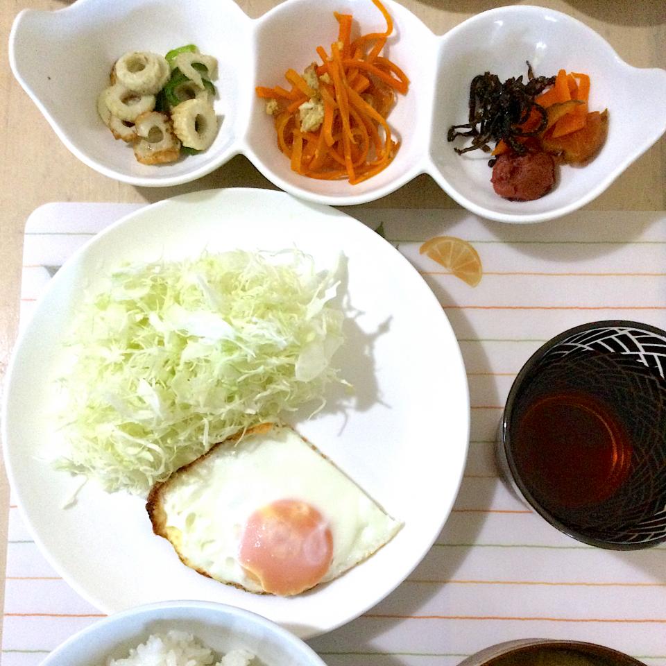 2021年９月20日　男前美容師の手作り朝ごはん　目玉焼き　ちくわピーマン塩胡椒炒め　ニンジンシリシリ　豆腐味噌汁　今日も美味しくいただきました😄