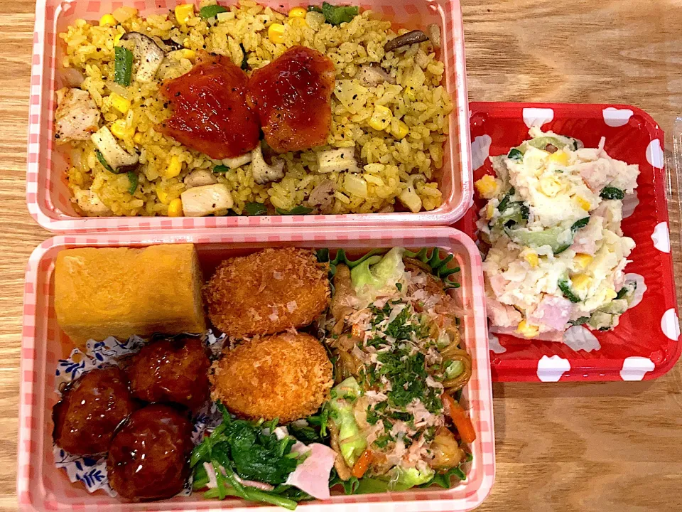 Snapdishの料理写真:カレーチャーハン　海老カツ　豚団子　焼きそば　ポテサラ弁当|あぐりさん