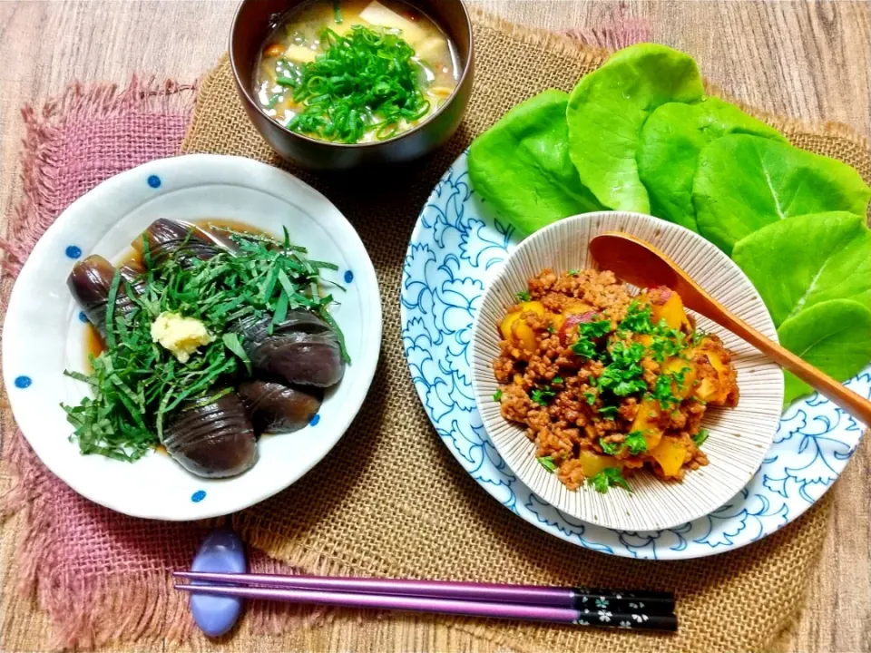 さつまいもとひき肉のオイケチャ炒めをサラダ菜で包んで食べるや〜つ|真希さん