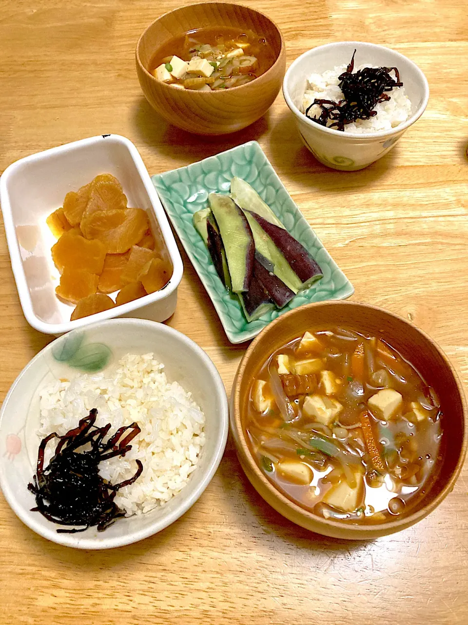 赤だしお味噌汁の素朴な朝ごはん😊|さくたえさん