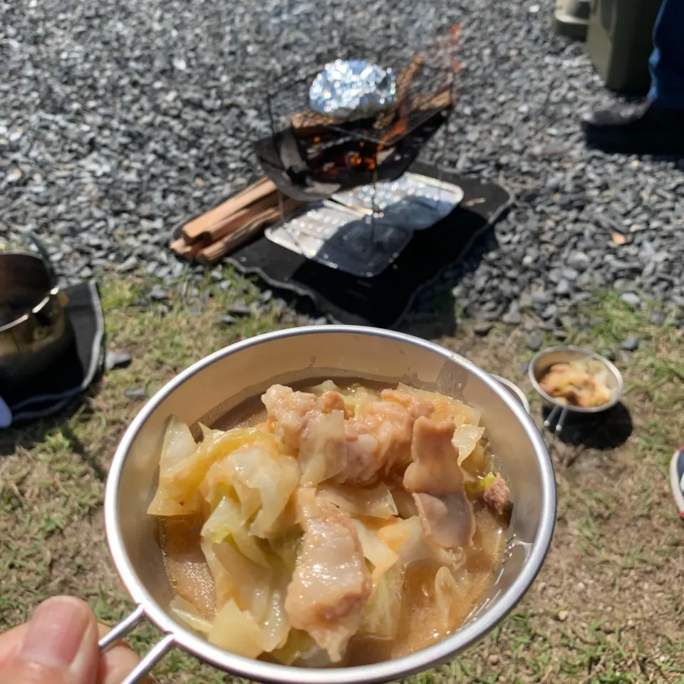 キャンプ飯⛺️ホルモン鍋|とももさん