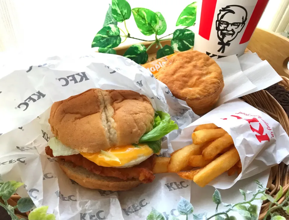 今日のお昼はKFCとろ～り月見チーズチキンフィレサンド♡|まなまな♡さん