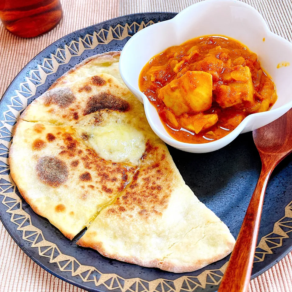 バターチキンカレーとチーズナン|akkoさん