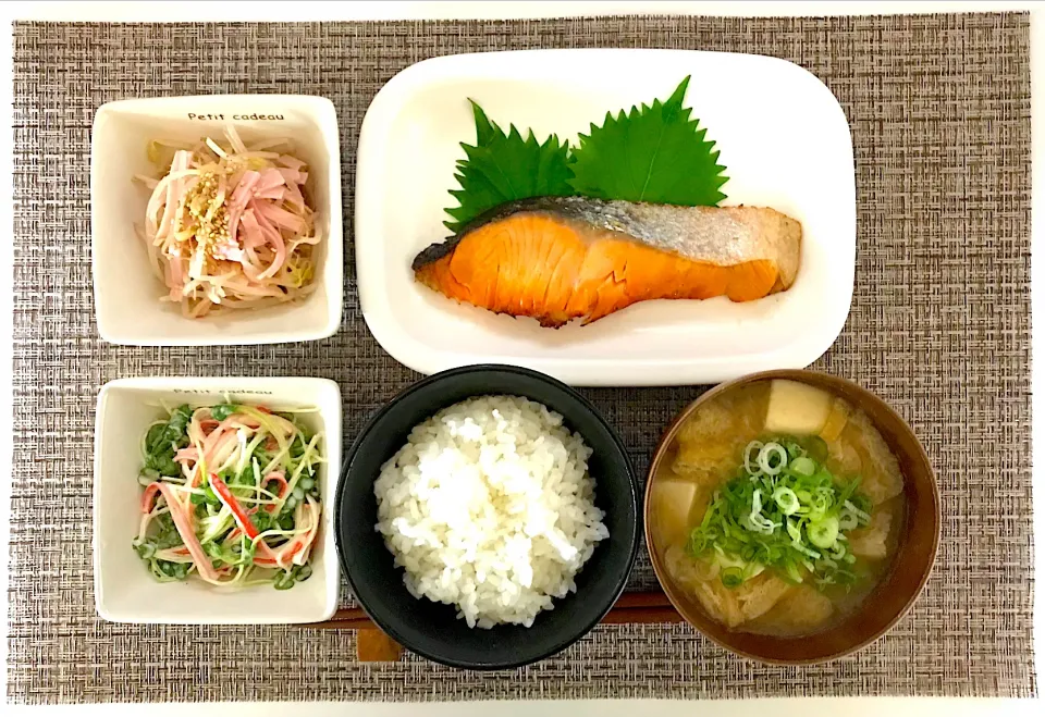 昆布鮭の塩焼き、もやしのお浸し、カイワレとカニカマのサラダ、味噌汁、ごはん|keychanさん