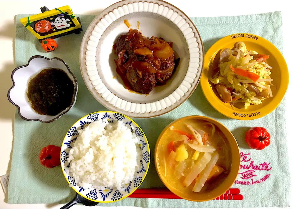 ✳︎煮込みハンバーグ✳︎ミックス野菜とウィンナーの中華卵炒め✳︎味噌汁✳︎もずく酢|syamさん