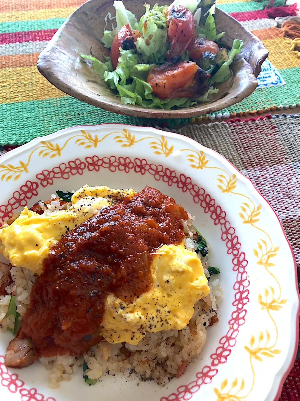 ベーコンと小松菜入りガーリックライスでオムライス🍳🍅🍚チキンのトマト煮込みソース残りかけました〜|Tina Tomoko😋さん