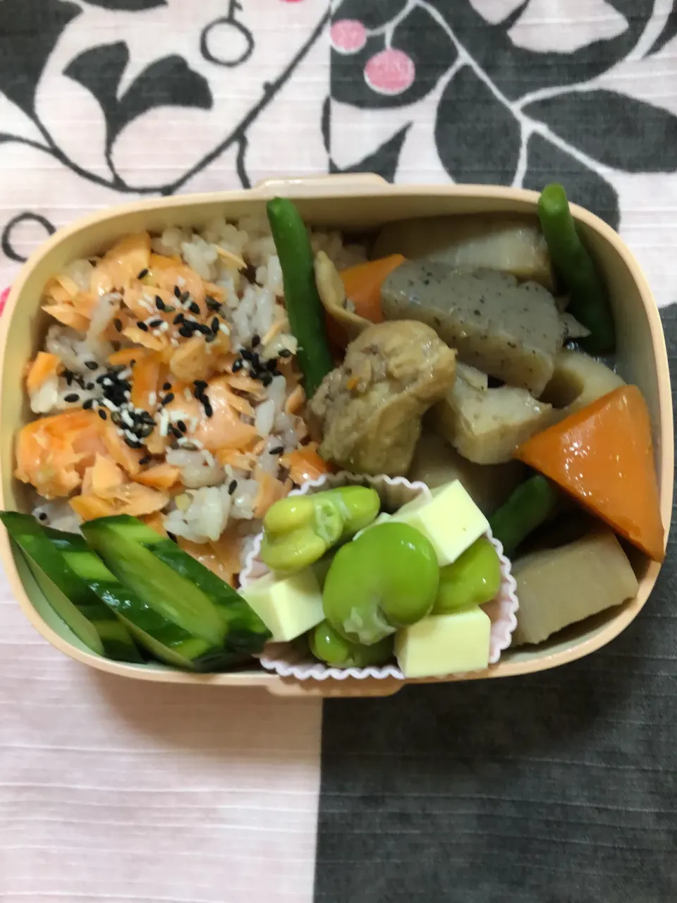 Snapdishの料理写真:シャケご飯弁当|kaori_831さん