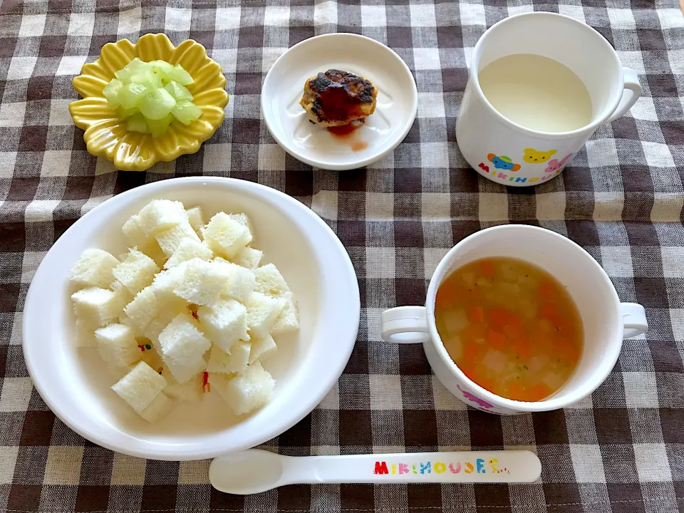 【離乳食】豆腐ハンバーグ、野菜スープ、食パン、ぶどう、ミルク|sayaさん