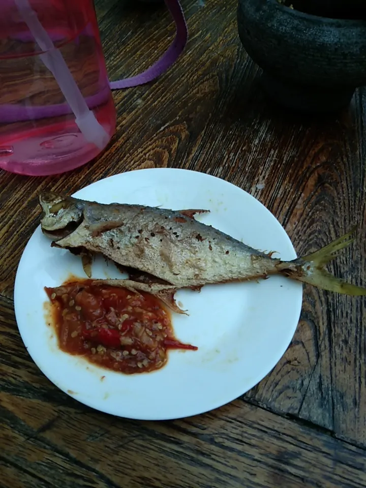 Snapdishの料理写真:Ikan Goreng with Sambal Tomato|Oka Budiさん