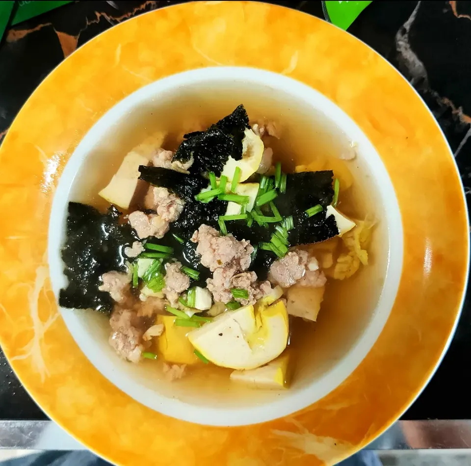 Seaweed Tofu Soup.|katang23さん