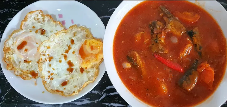 Simple lunch  Yummy Yummy 🥰21 Sep 2021
Onion 🌰 Chilli padi Sardines 
Fried eggs 😍🤪💋🤤✌😋|🌷lynnlicious🌷さん