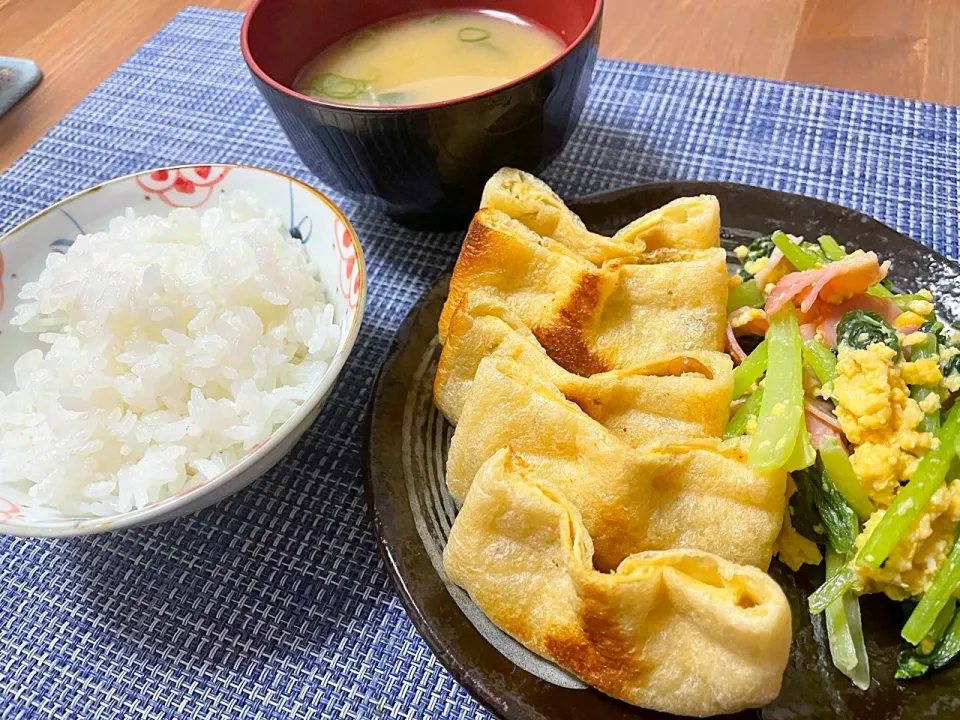 Snapdishの料理写真:油揚げの包み焼き
小松菜とベーコンの炒め物|毎日ご飯さん