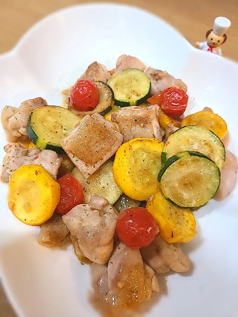 ～デパ地下風～
鶏肉とズッキーニの玉ねぎマリネソテー😋|みぽりん♪さん