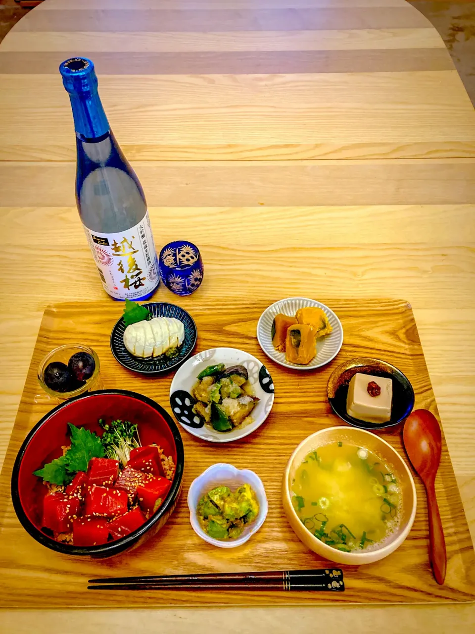 今日の夕食　まぐろ丼　茄子とピーマンのおろし煮　かぼちゃのバター煮　胡麻豆腐の胡麻胡桃味噌　生モッツァレラのわさび醤油　アボカドの明太子和え　かき玉汁　種無し巨峰|ふわ猫はなちゃんさん