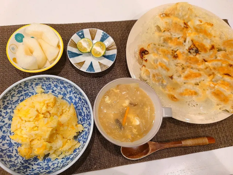 玉子炒飯、野菜とフカヒレのスープ、餃子、梨|sorsmdさん