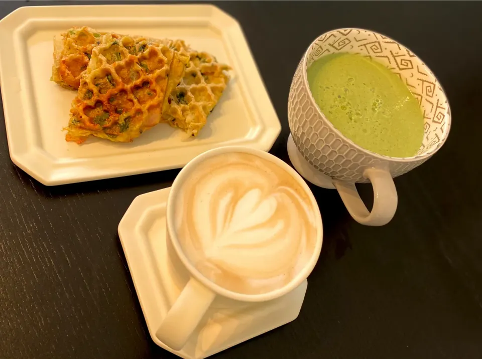 全粒粉で作ったワッフル(塩味😅)と小松菜バナナスムージー。超超超ヘルシーな朝ごはん！😁|Tammyさん