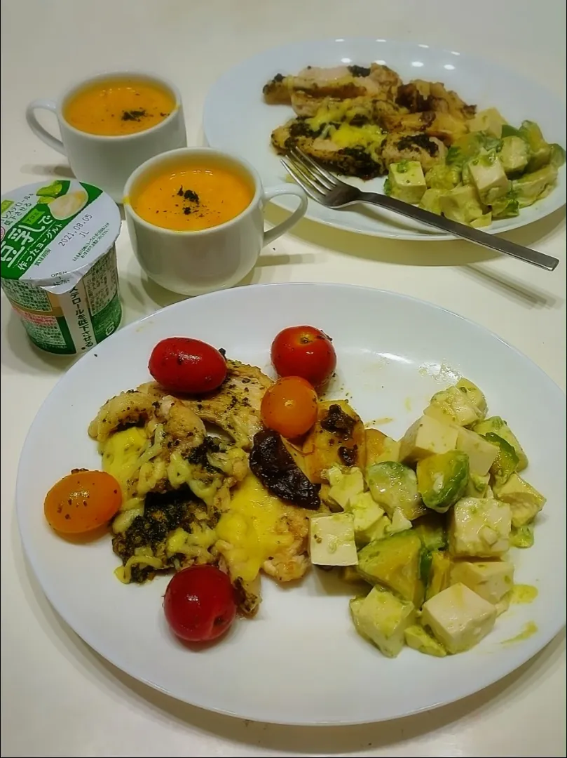 とまと🍅さんの料理 鶏胸肉のバジルチーズ焼き🌿|みったんさん