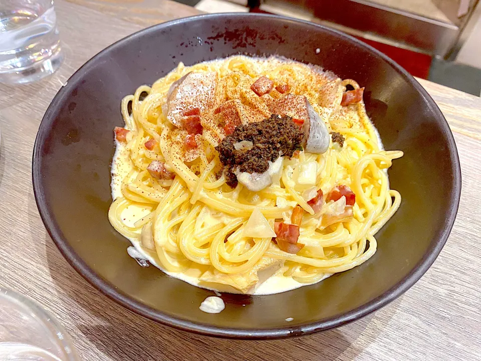 Spaghetti with chorizo, black truffle and shrimp roe|skyblueさん