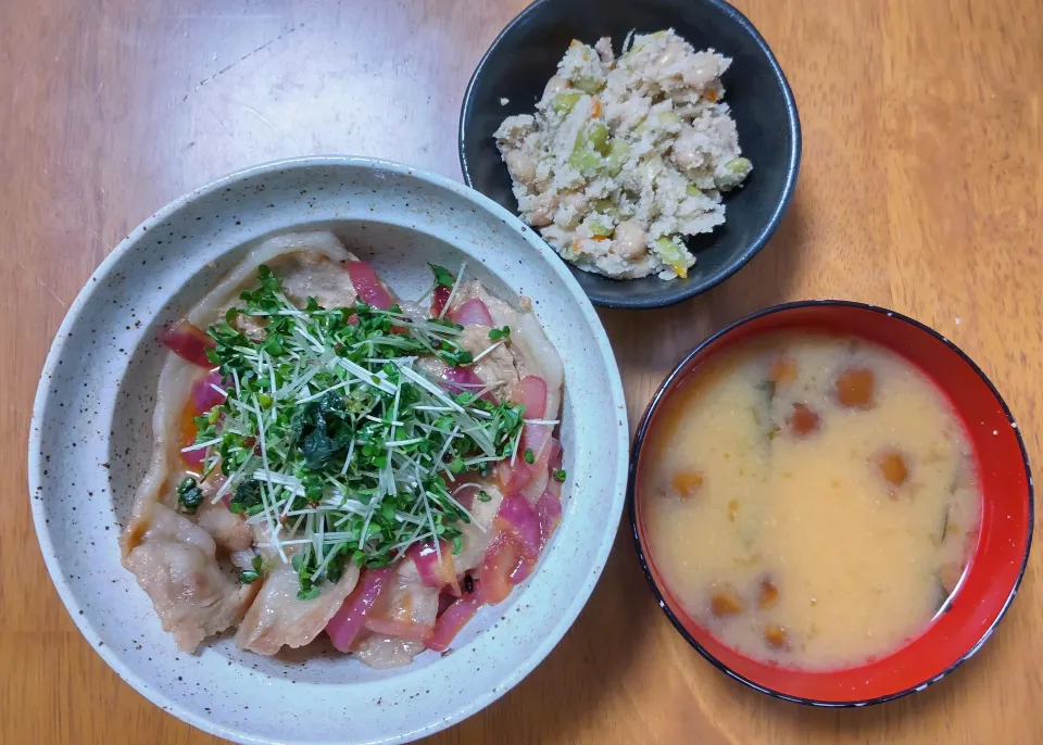 ９月１４日　照り焼き豚丼　卯の花　なめことわかめのお味噌汁|いもこ。さん