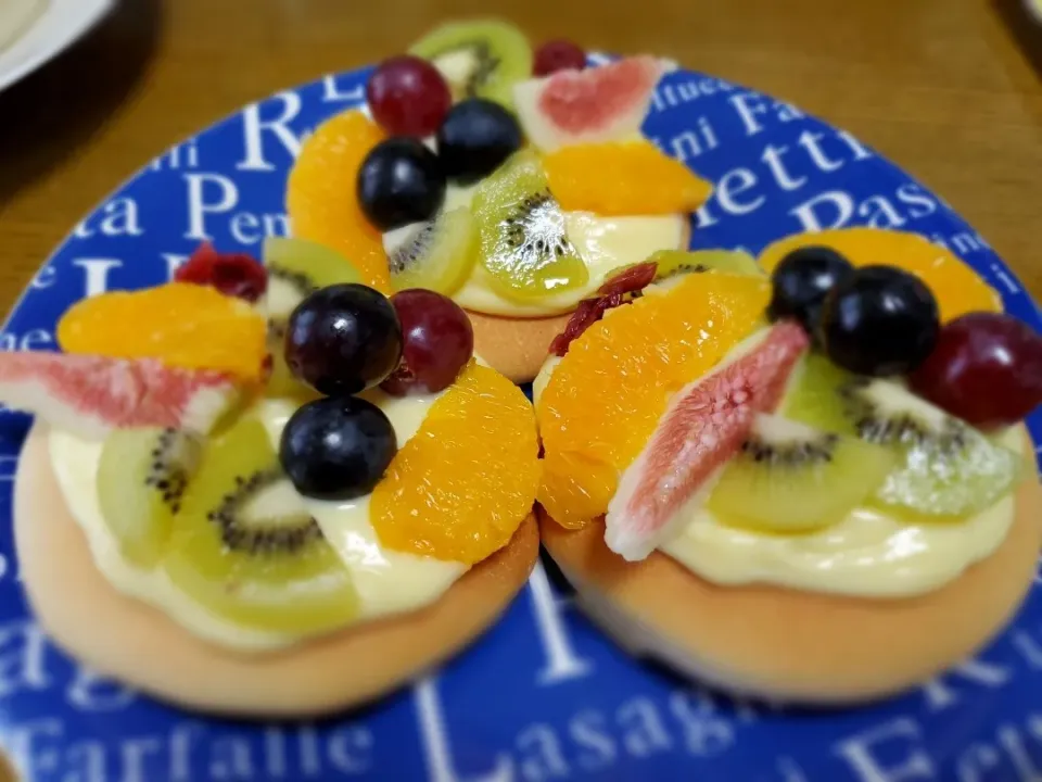 Snapdishの料理写真:🍇フルーツピザ🥝ミニサイズ🍊|みよぱさん