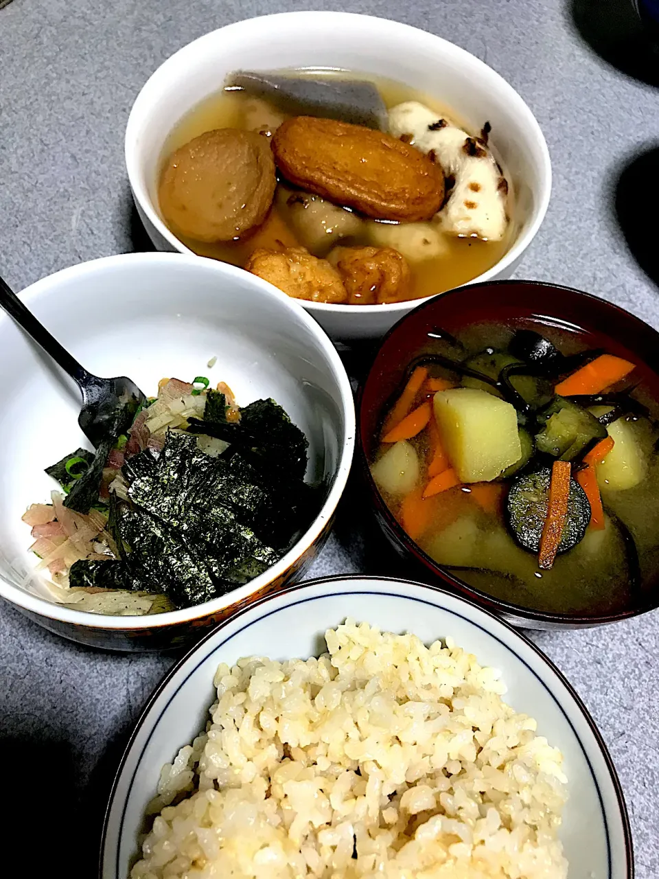 体があったまった。あったまり過ぎてエアコンつけた #夕飯 ロウカット玄米ご飯、おでん、じゃが人参昆布茄子味噌汁、ミョーガ海苔ネギ納豆|ms903さん