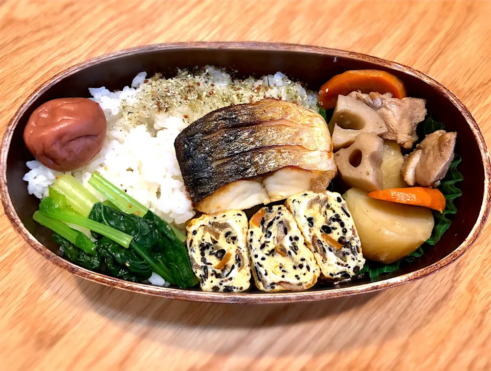 Snapdishの料理写真:サラ弁　　　　　　　　　　　　　　　　　　塩サバ　ひじき卵焼き　煮物（鶏もも肉・蓮根・じゃがいも・人参）　小松菜のお浸し|じゅんさんさん