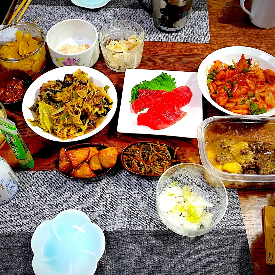 ネギ、えのき、生椎茸、牛肉のすき焼き風煮物、玉ねぎピーマンとウインナーのケチャタバ炒め、鮪刺身、きんぴら、明太ポテト、大学芋、常備菜、漬物|yakinasuさん