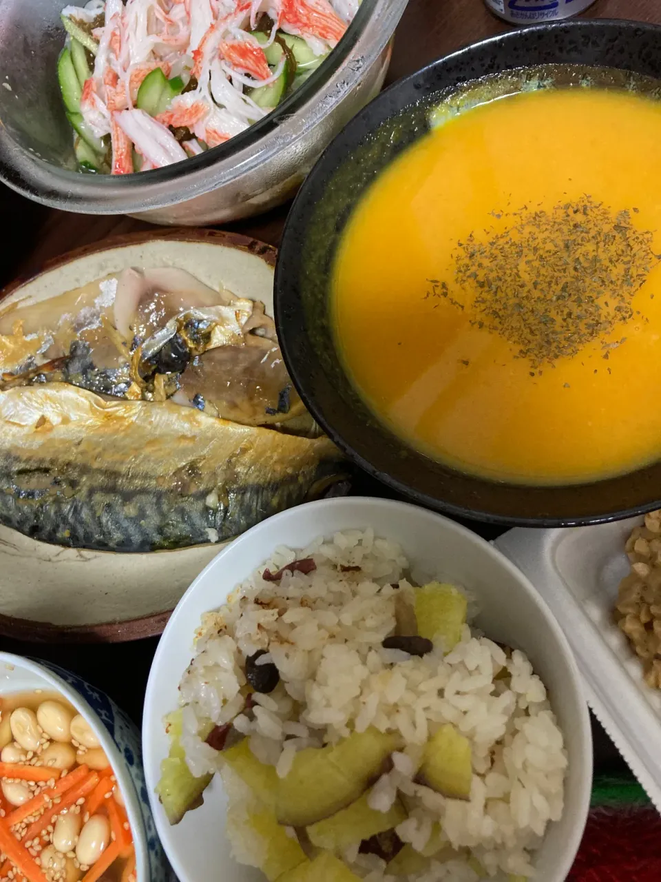 9月22日晩ご飯。さつまいもご飯、もずく酢、鯖味噌焼き、カボチャのポタージュ、納豆。|あやさん