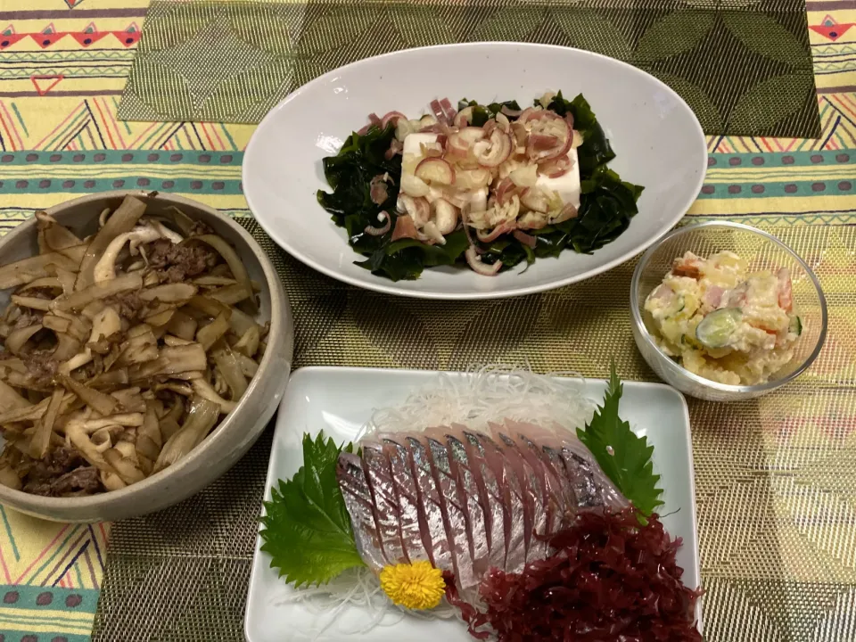 牛肉とごぼつと舞茸の炒め煮、わかめとみょうがの豆腐サラダ、ポテサラ、鯵刺身|peanutsさん