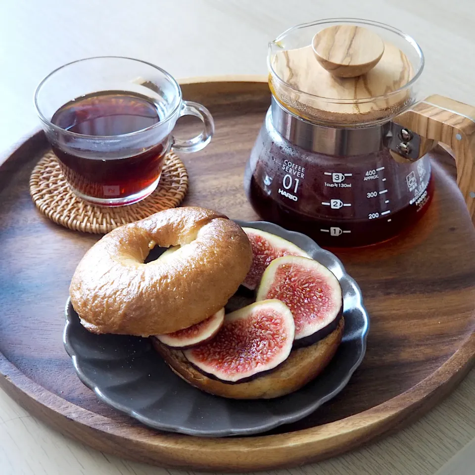 Sourdough bagel with figs and peanut butter|Misstyさん