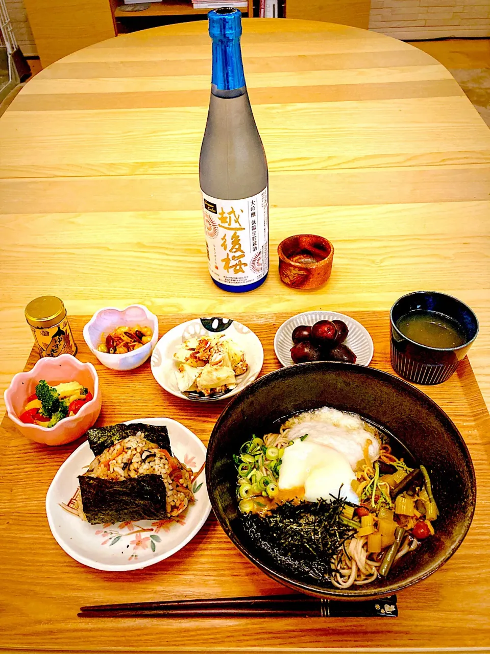 今日の夕食　炊き込みご飯のおにぎり　新蕎麦(温玉山菜とろろ蕎麦)   キャベツとささみのフルボッコの梅おかか和え　人参とツナとミックスビーンズのサラダ　パプリカとブロッコリーのピーナッツ和え　そば湯　種無し巨峰|ふわ猫はなちゃんさん