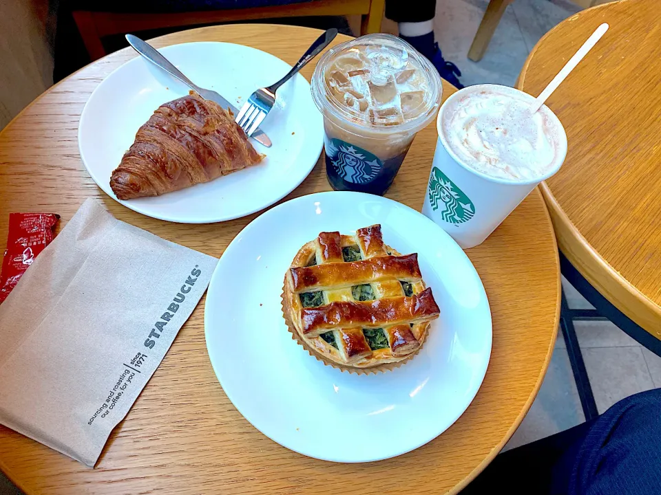 Spinach cheese tart, croissant, coffee and chocolate|skyblueさん