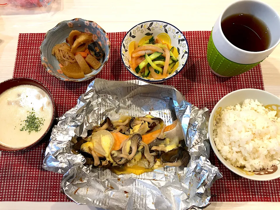 鮭とキノコのホイル焼き　じゃがいもとベーコンのスープ　明太イカときゅうりの和え物　煮物|キヨさん