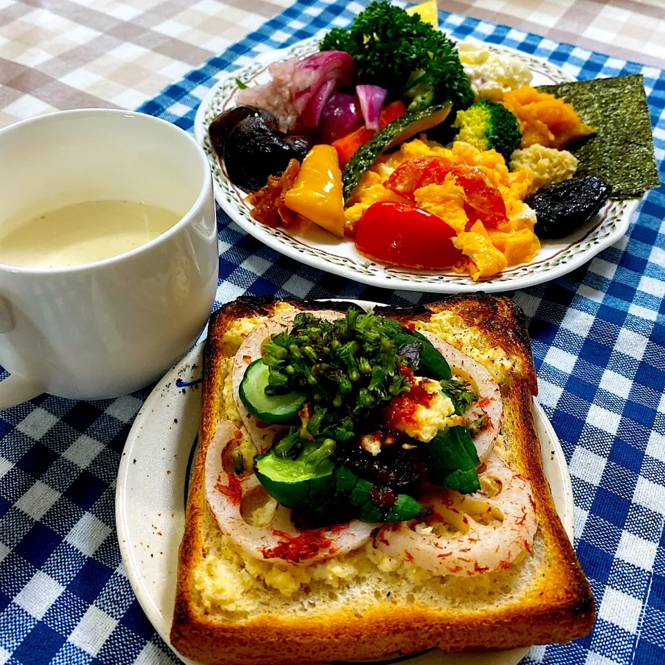 今日のトースト★豆乳と米粉と黒酢、おからとクリームチーズをベースに、梅レンコン・胡瓜・シソの実・コチュジャンをのせて焼きました|riko30294さん