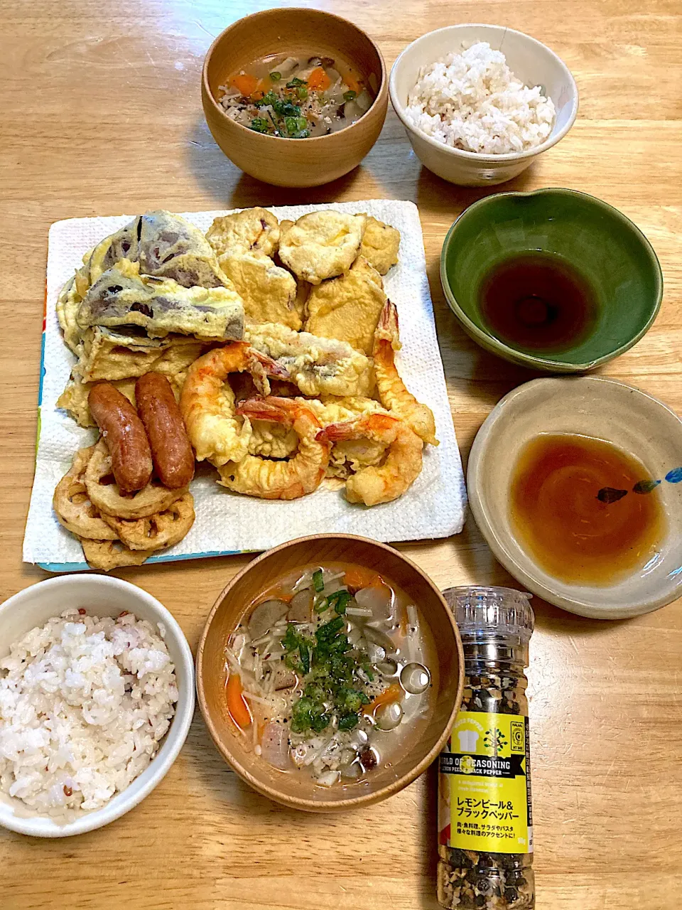 Snapdishの料理写真:😊天麩羅盛り合わせ♡野菜スープ(野菜の旨みとレモンペッパーで味付け)♡五分づき米ご飯|さくたえさん