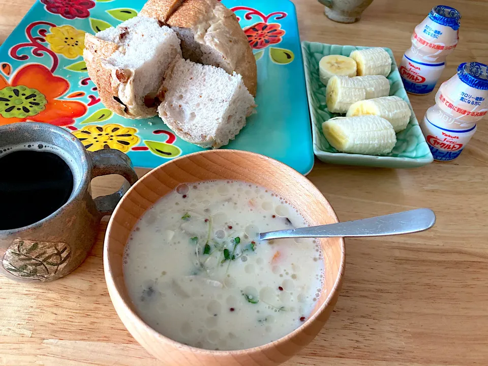 朝焼き🍞(レーズンとドライ白イチジク、ミックスナッツ)、豆乳スープ、バナナ、タンポポ珈琲、Yakult❀.(*´◡`*)❀.朝ごパン|さくたえさん