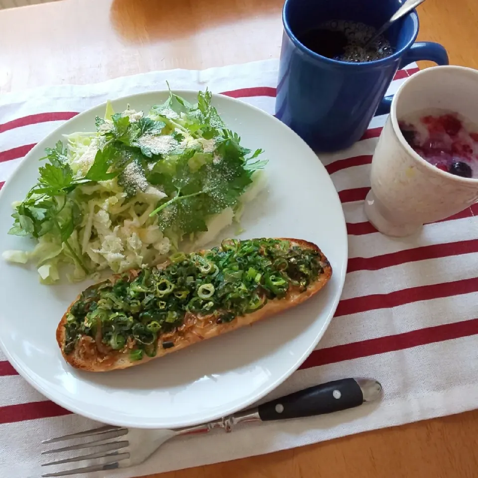 ねぎのパンで朝ごはん|えるえるさん