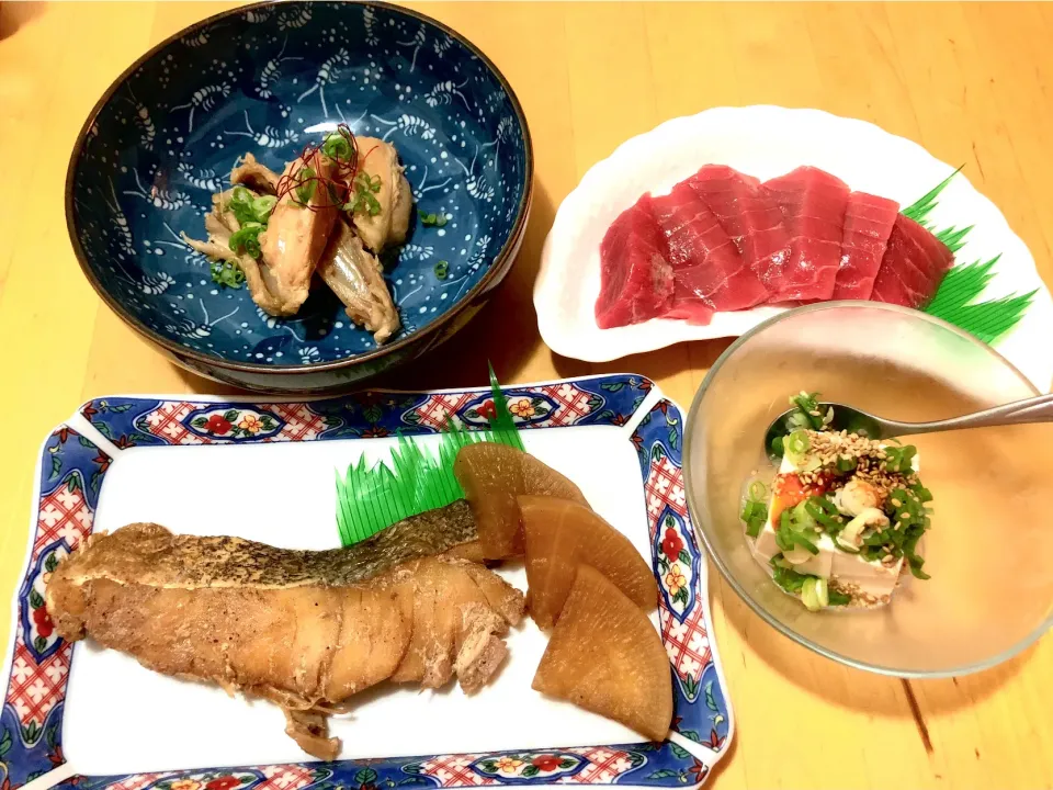 今日の美味しいは和食攻め😊　煮魚、ラー油冷奴、鶏肉軟骨甘辛煮、お刺身😋😋|Hong Mi(hiromi )さん