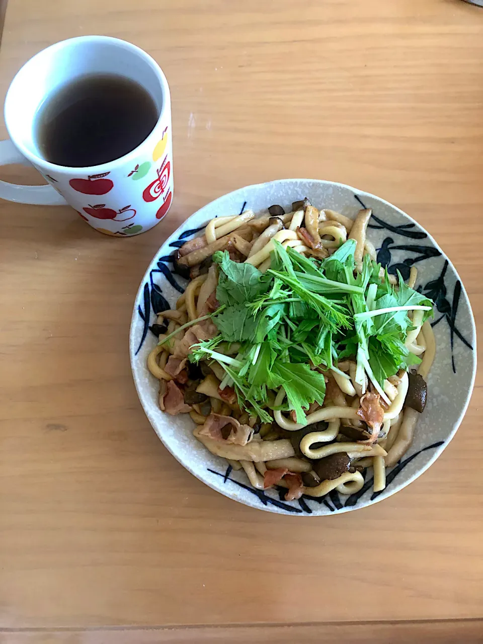 ベーコンとしめじのシンプル焼きうどん|黒蜜きなこさん