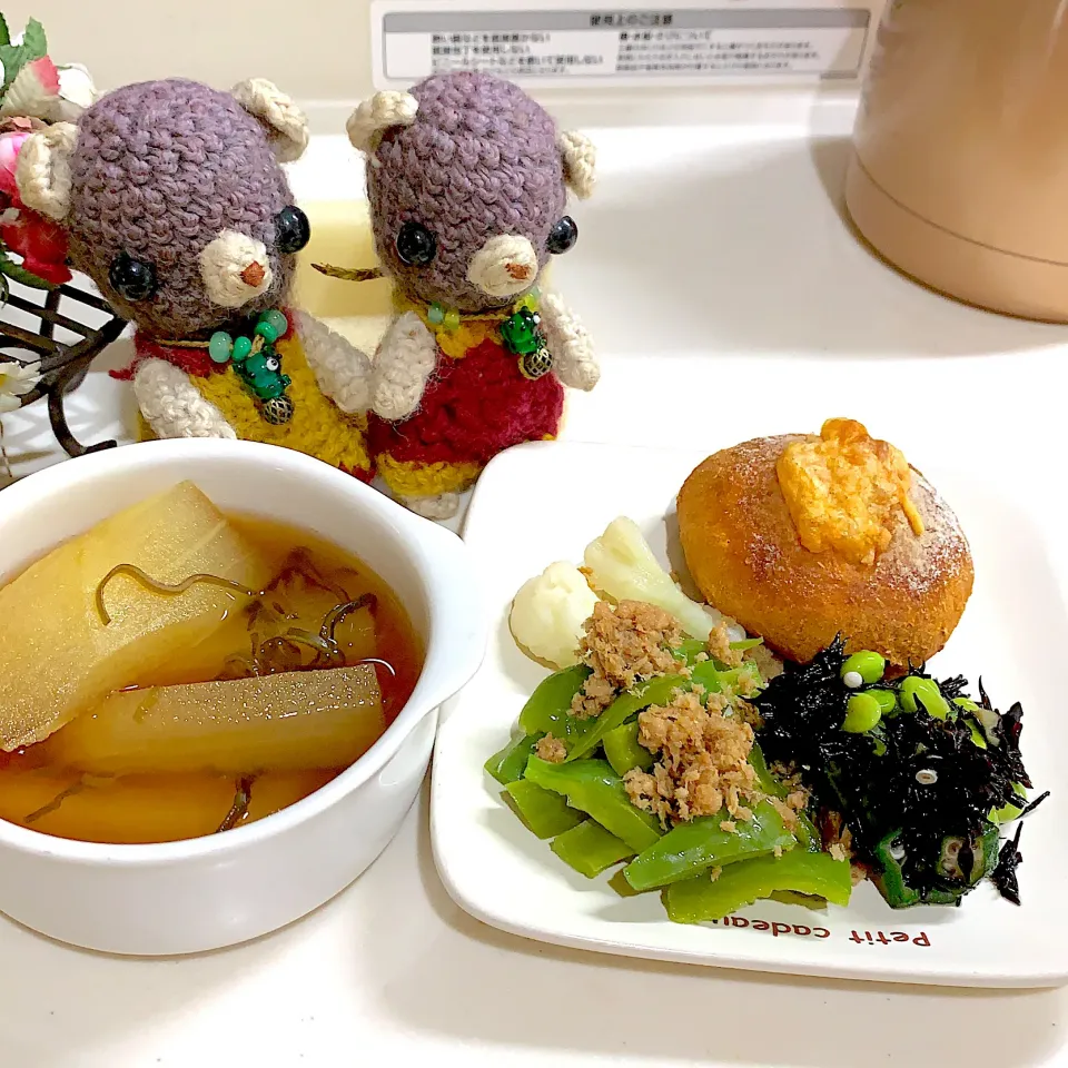 Snapdishの料理写真:お昼トマトチーズパン( ´ ▽ ` )|chagashiさん