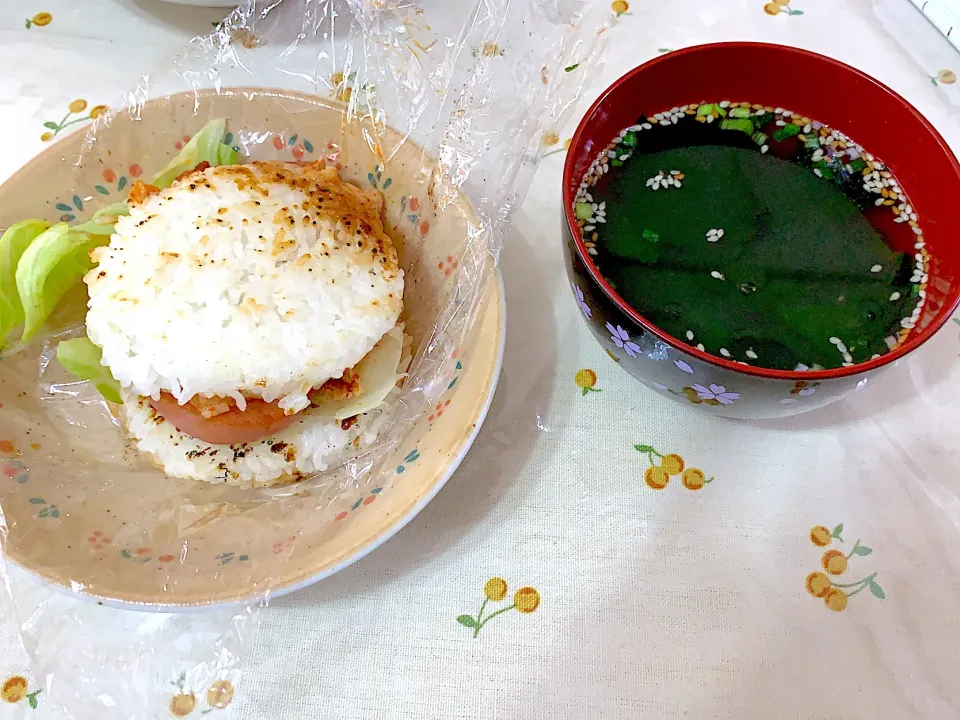 今日のお昼ご飯…豚キムチライスバーガー✨|もぐぷーさん