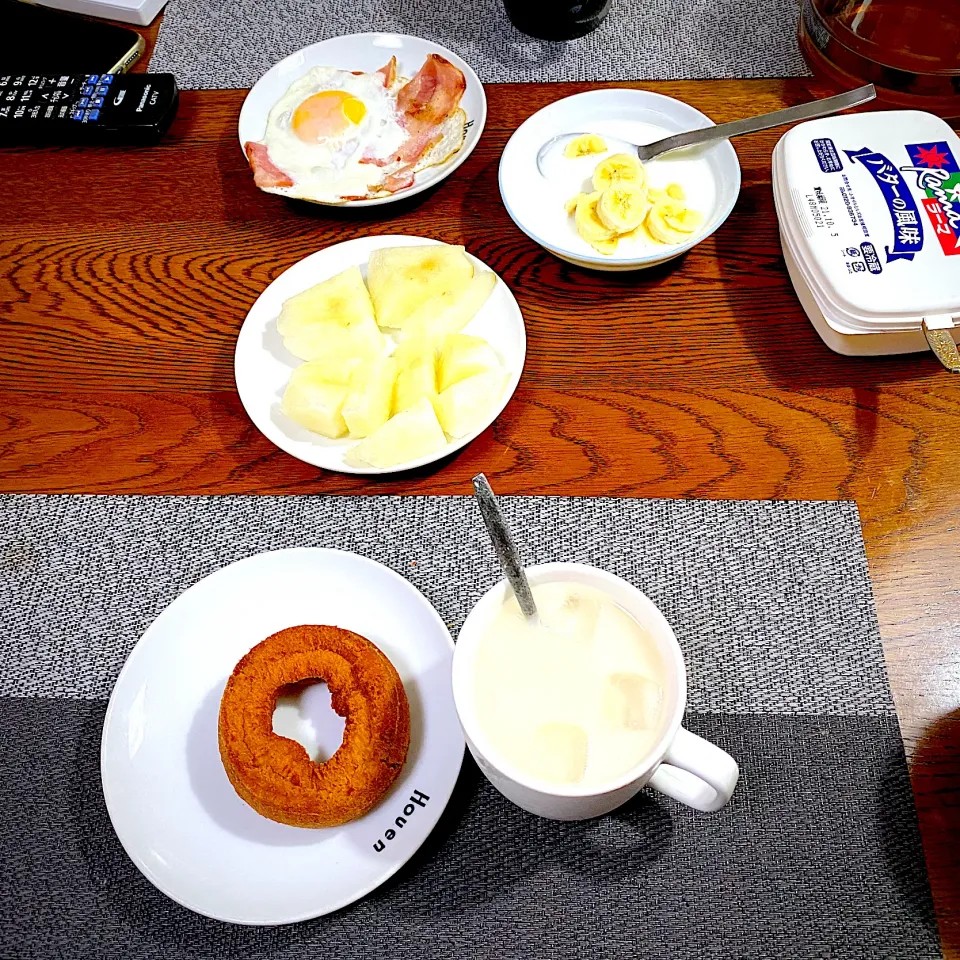 Snapdishの料理写真:9月 23日　朝ごはん　ドーナツ、カフェオレ、豊水、|yakinasuさん