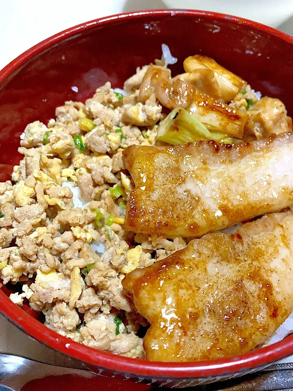 お肉3種のせ丼、ほうれん草のお味噌汁、サラダ|Ayaさん