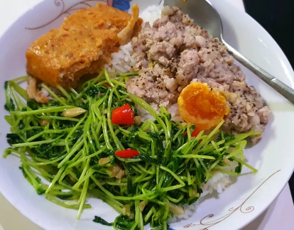 Dinner 23 Sep 2021 
steamed black pepper minced pork salted egg
fish otah & spicy dou miao veggies😋🥰🤤💋|🌷lynnlicious🌷さん