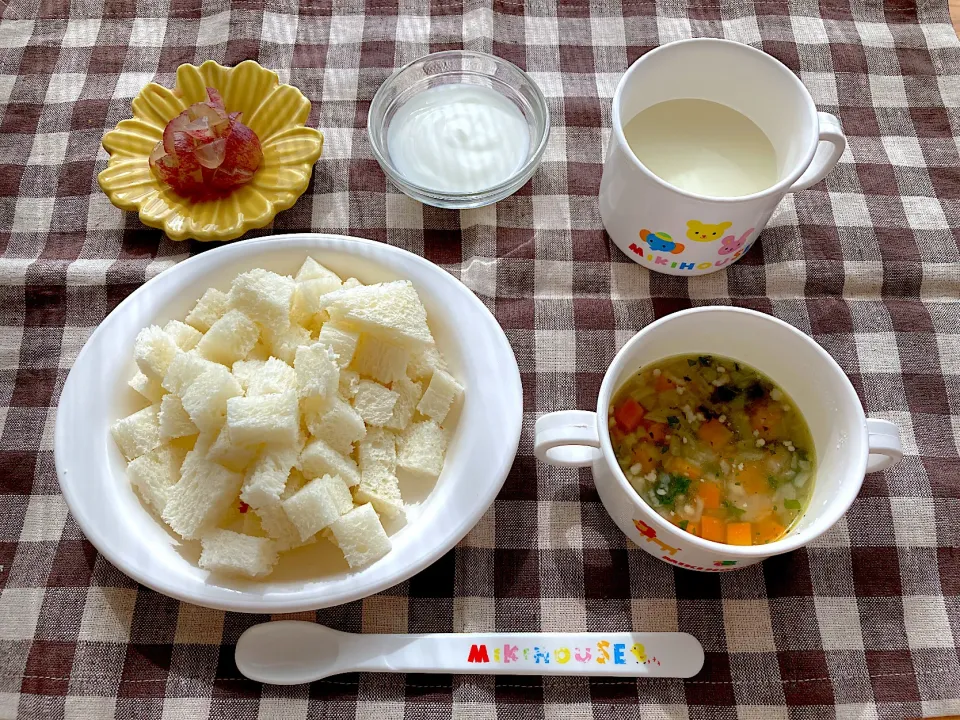 【離乳食】野菜と豚ひき肉のスープ、食パン、ぶどう、ヨーグルト、ミルク|sayaさん