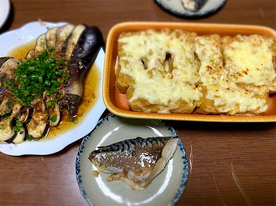 ある日の夕飯　　⚫︎鯖の塩焼き　　⚫︎茄子のレンチンお浸し　　⚫︎栃尾揚げのネギ味噌チーズ焼き|まるちゃんさん