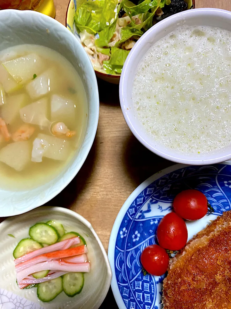 今日の朝ごはん。セロリとバナナのジュース、冬瓜エビの冷スープ、胡瓜カニカマ酢の物、ミニトマト、カレーパン。|くのっちさん