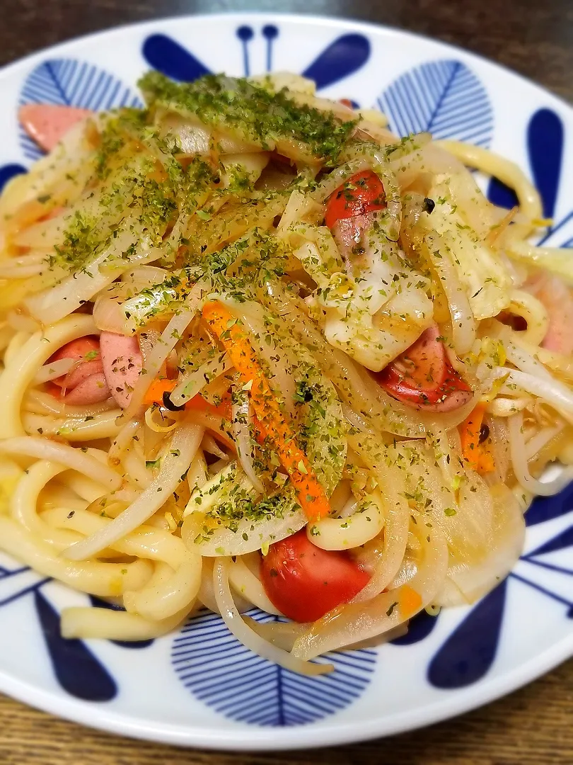 パパ作👨玉ねぎ甘～い焼きうどん|ぱんだのままんさん