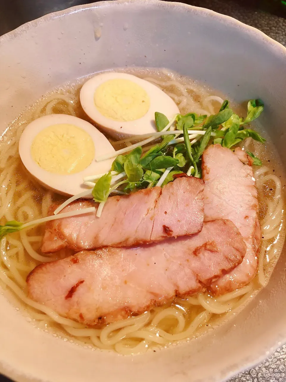 Snapdishの料理写真:先ほどアップした山垣の牛テールラーメン完成🐮味玉と焼き豚、豆苗|海斗さん