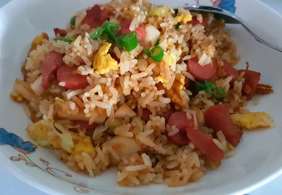 Snapdishの料理写真:Simple Lunch Fried Rice 🤪😋✌
Chicken Sausage fish cakes green onion garlic egg butter fried rice😋 24 Sep 2021|🌷lynnlicious🌷さん